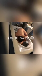 看着娇小老婆被单男内射！