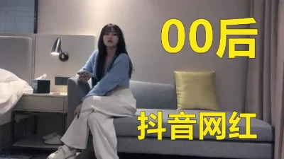 约了个高颜值蓝衣妹子极品00后少女的身体真是香